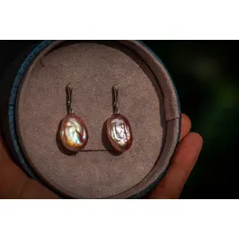 Серьги в серебре с фиолетовой барочной жемчужиной с фианитом маркиз  (Барочный жемчуг, фианит маркиз 4х2 2 шт Ag 925 2,5 гр)
